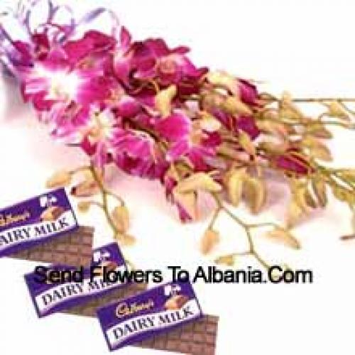 Ładne różowe orchidee z czekoladkami Cadbury