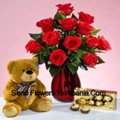 11 Rote Rosen mit einigen Farnen in einer Glasvase, ein niedlicher 12 Zoll großer brauner Teddybär und eine Schachtel mit 16 Stück Ferrero Rocher Schokolade
