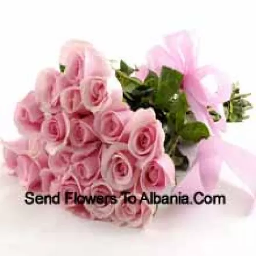 Букет из 25 розовых роз с сезонными наполнителями